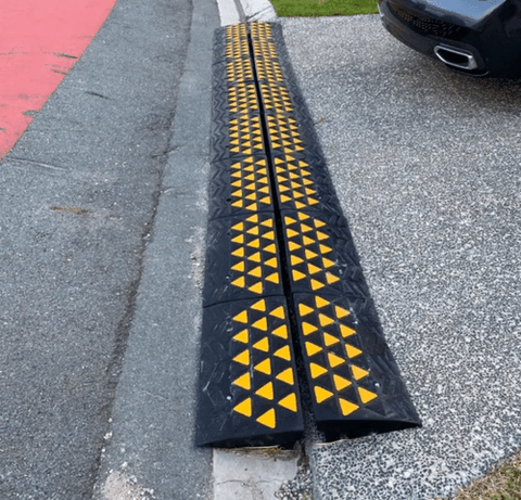Rubber ramps placed side by side to create top-opened drainage gap