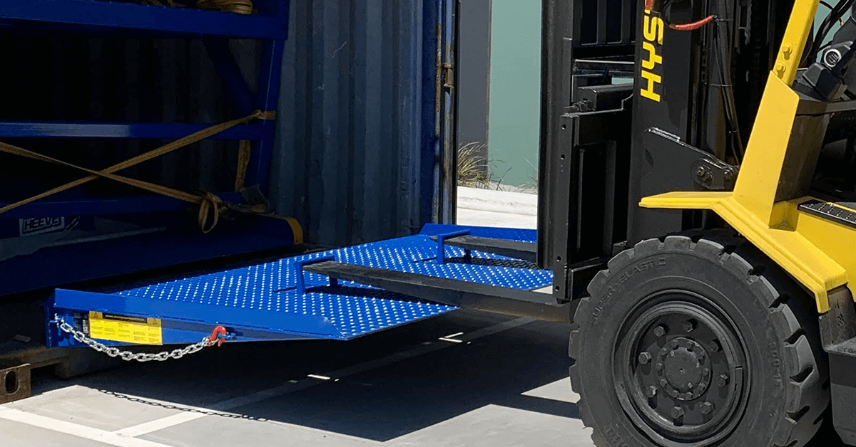 container-ramp-heavy-duty-positioning-by-forklift