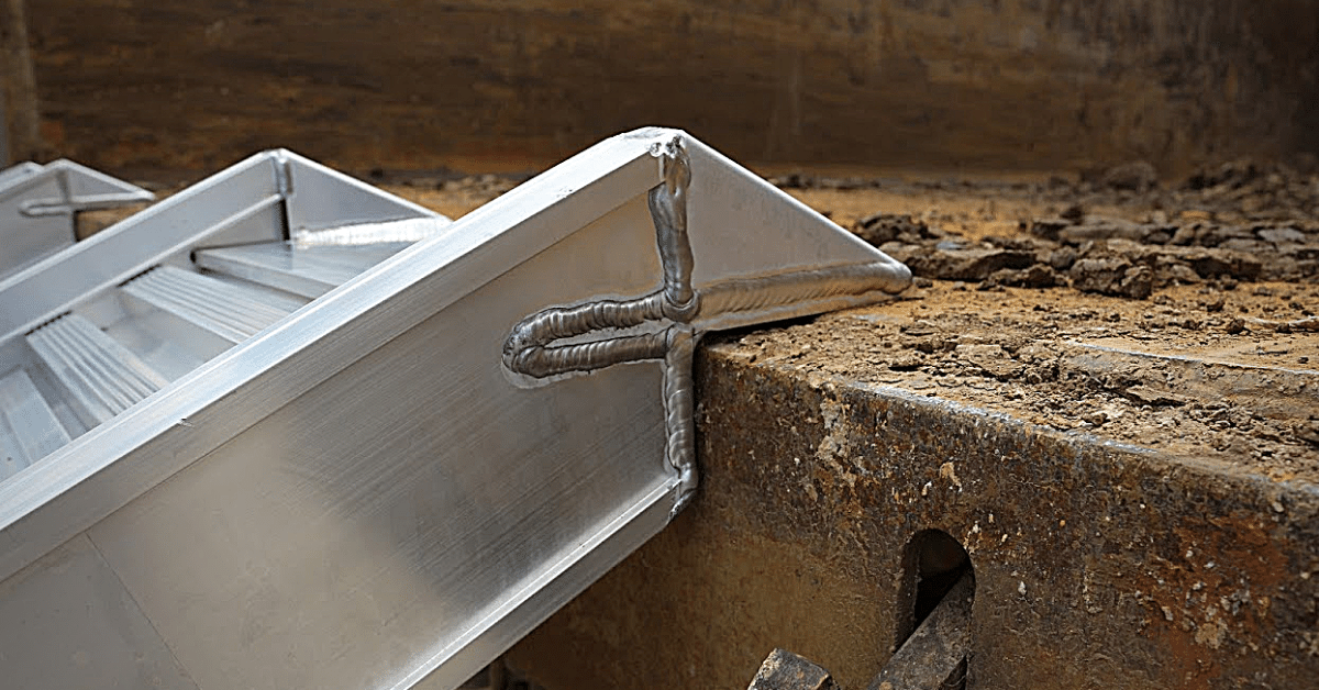 An aluminum ramp's lips properly installed at the back of ute's tray