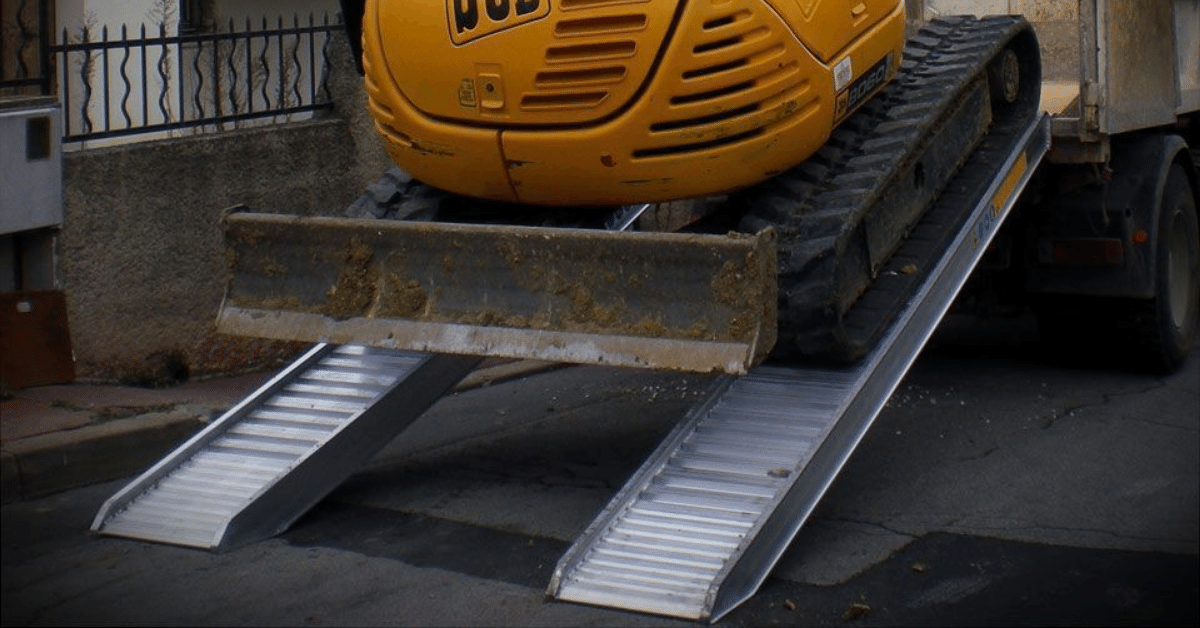 construction machinery using a pair of loading ramp