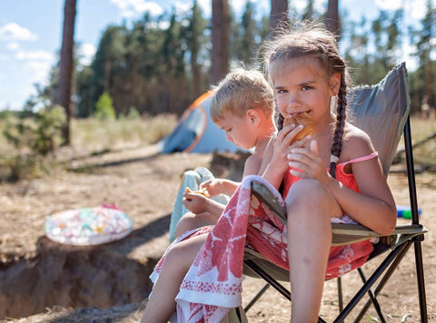 Kids-at-the-lake-park-in-summer