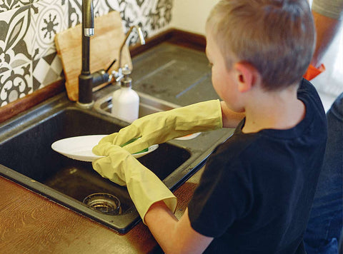 kid-doing-dishes