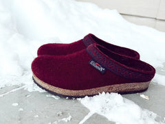 Original 108 wool clog in the snow