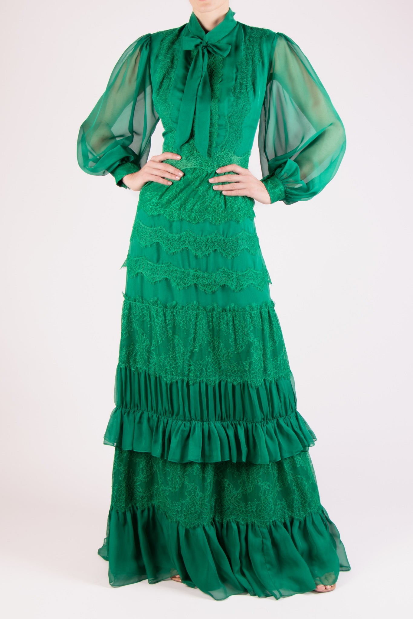 Vestido chifon cuello manga larga esmeralda – Lila Alta Costura