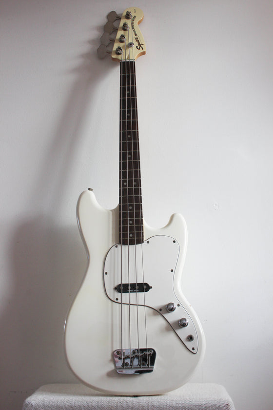 a pink squier vista musicmaster bass