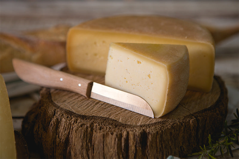 Lascas de queijo canastra meia cura fatiado - Queijaria Alpi