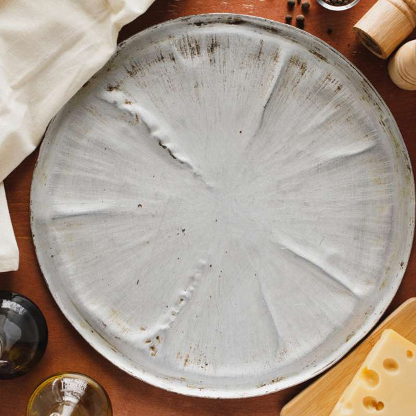 Silver solid pizza pan with no holes