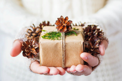 gift wrapping with pine cones 