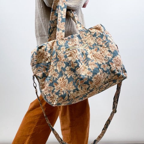 Voyage Bag in size M, linen, zipped, shoulder carry, with an adjustable and removable strap