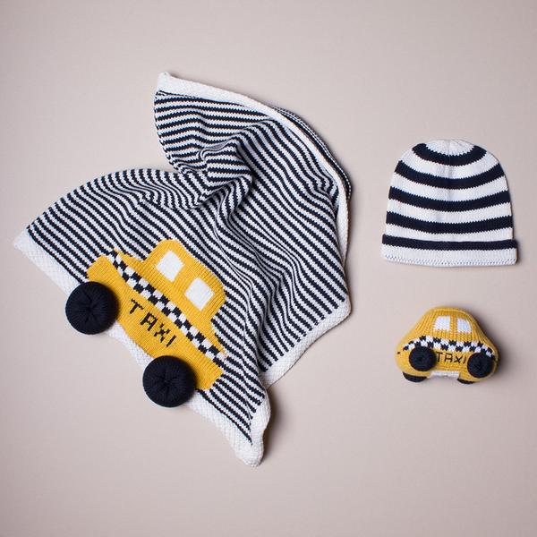 Bio-Baby-Geschenkset mit Taxi-Schmusedecke, Rassel und Mütze.