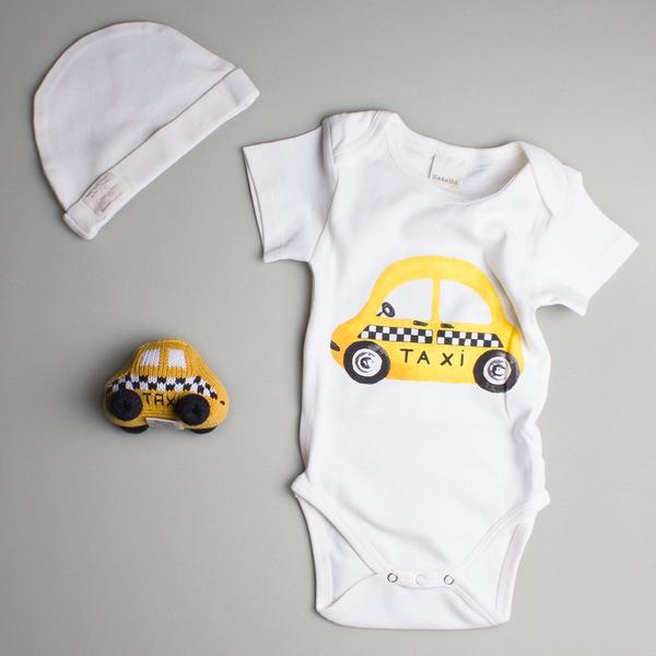 Baby-Geschenkset aus Bio-Baumwolle – NYC Taxi Baby-Einteiler, NYC Baby-Rassel und Mütze