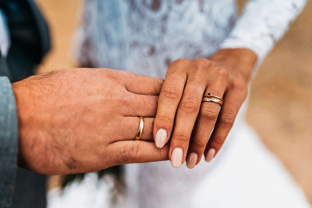 matching_gold_wedding_rings 