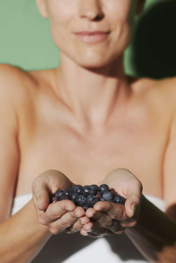 woman holding bilberries
