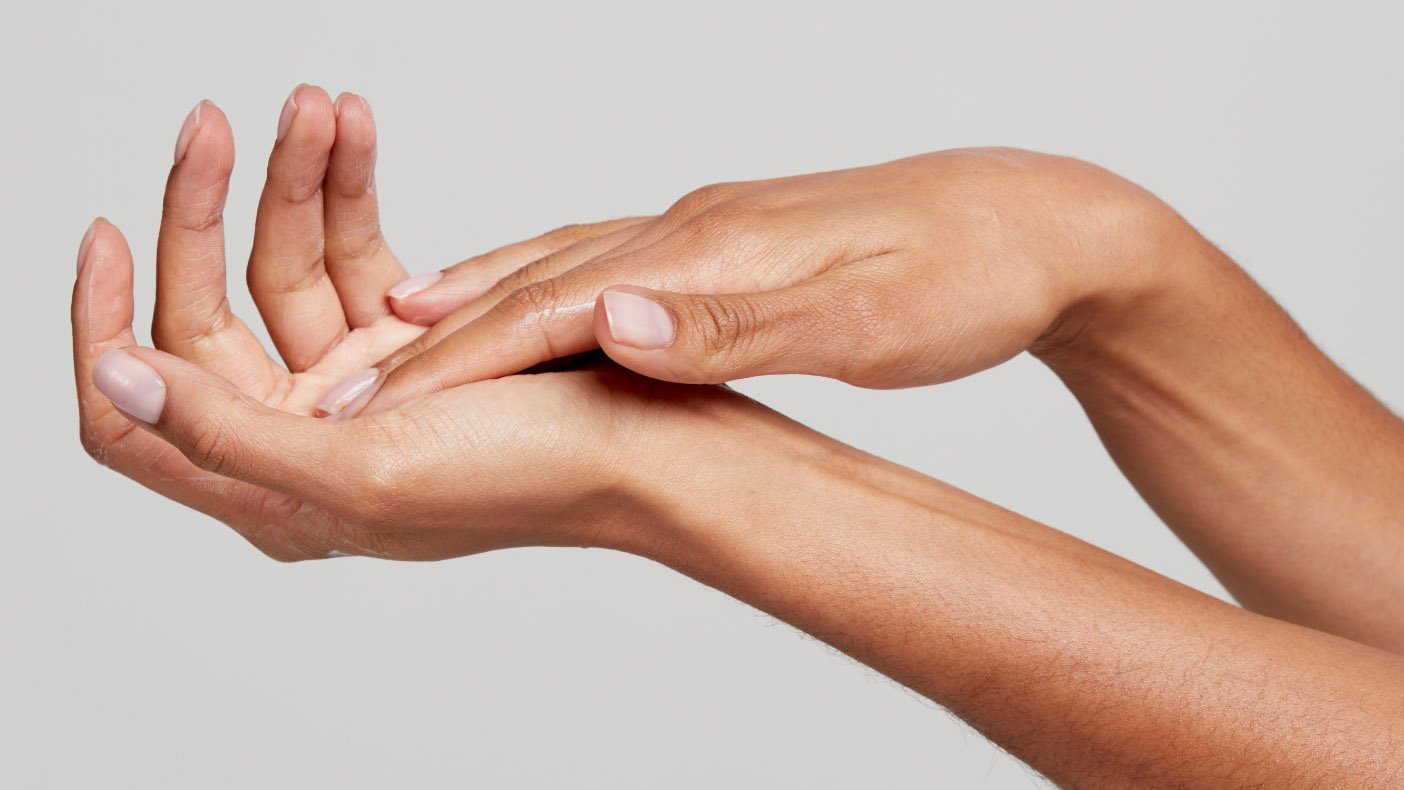 Tips to protect hands from washing dishes