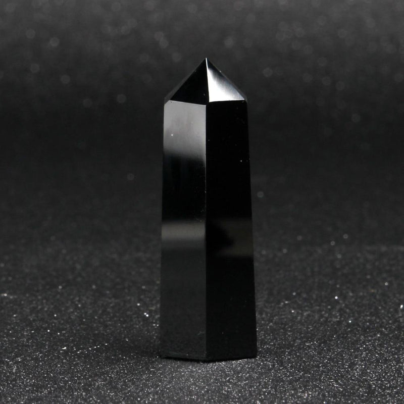 Черный кристалл какой цвет. Обсидиан Кристалл. Fluorite Crystal Obelisk. Обелиск обсидиан. Черный Кристалл.