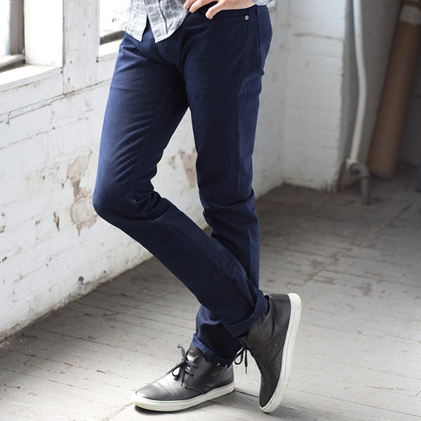 Черные кроссовки с голубыми джинсами