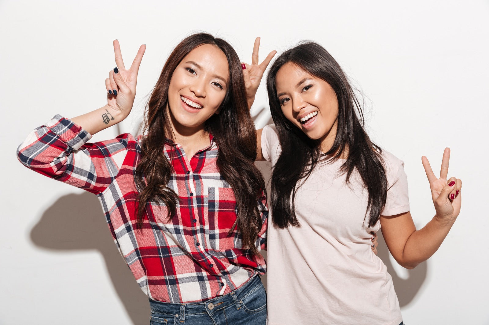 Две сестры фото азиаты. Две сестры показали жест. Like asia