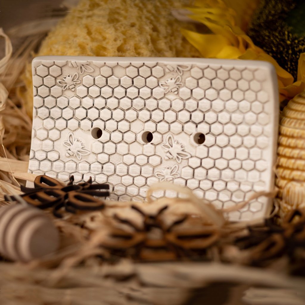 Porte-savon en nid d'abeille par Potting Shed Ceramics