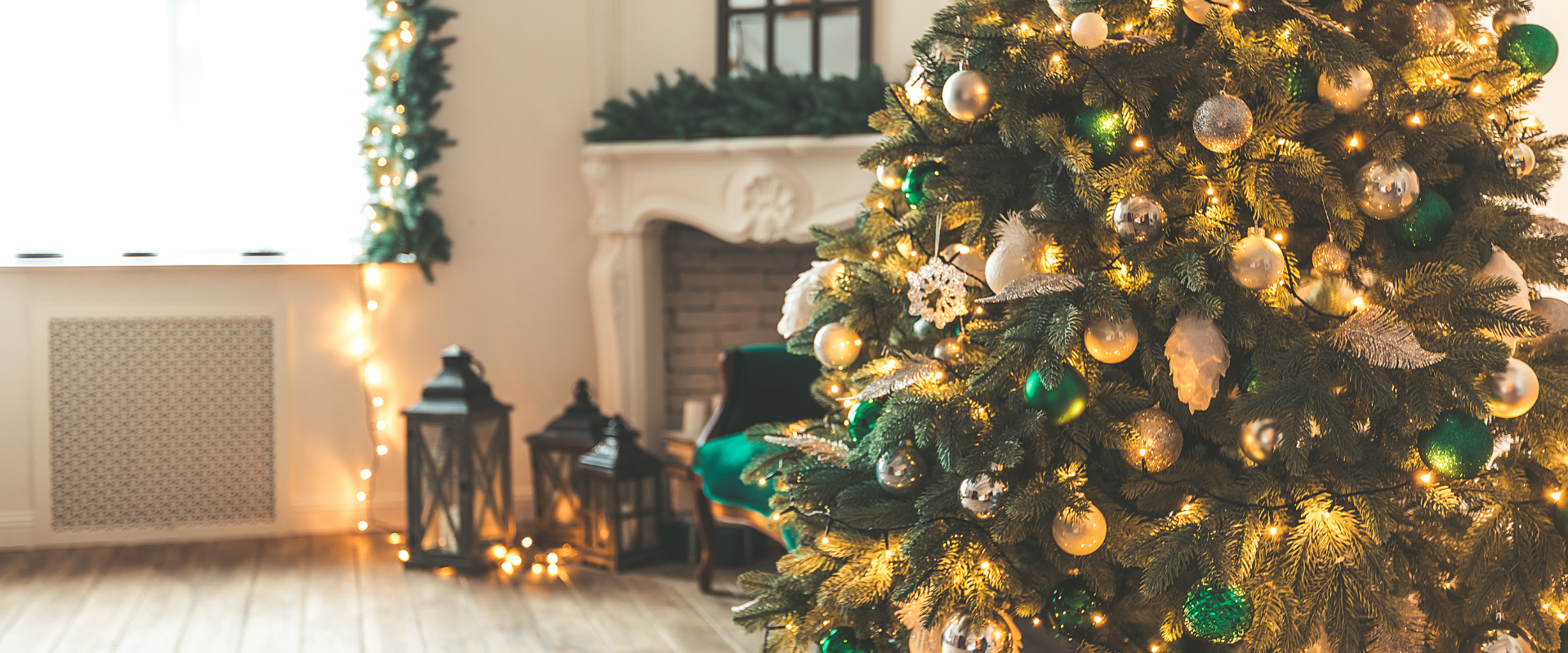 A decorated Christmas tree in a living room