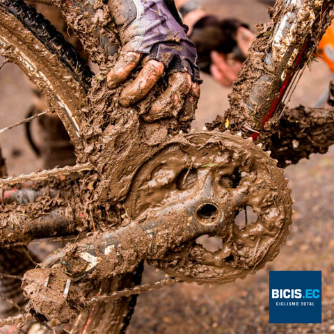 Bicicleta con lodo en competencia