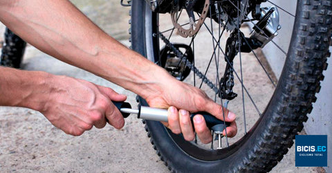 Inflando las llantas de bicicleta con inflador