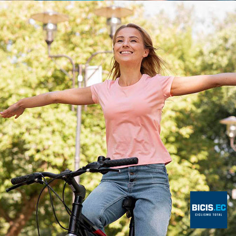 Mujer feliz montando en bicicleta