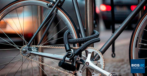 Bicicleta asegurada a poste