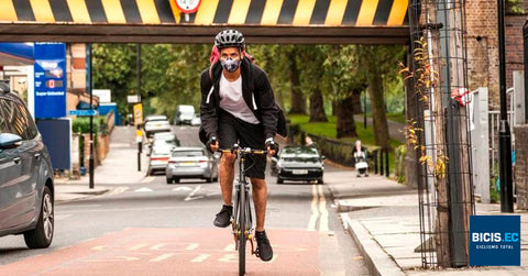 Ciclista Urbano con casco bajo un puente
