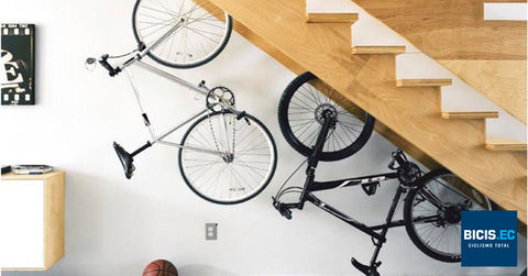 espacio-para-bicicletas-bajo-las-gradas-de-madera