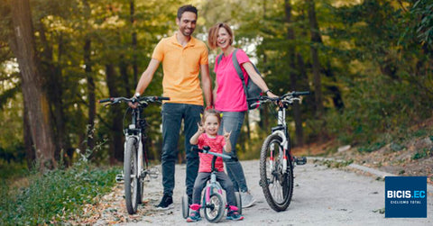 paseo en familia con bicicletas