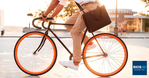Hombre se moviliza al trabajo en bicicleta