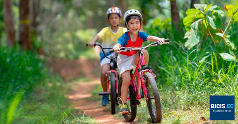 Niños en bicicleta en el parque