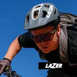 Ciclista con Casco Lazer Gris
