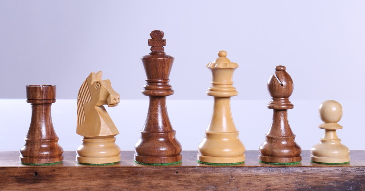 Deluxe Old Club Series Chess Set Ebony & Boxwood Pieces with Olive Wood &  Black Deluxe Board - 3.75 King