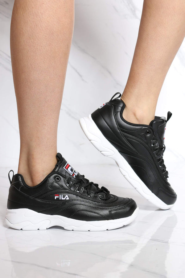 FILA Women's Disarray Low Top Sneaker 