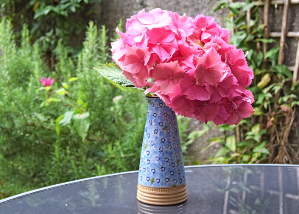 Nicholas Mosse light blue lawn small tapered vase with pink hydrangea