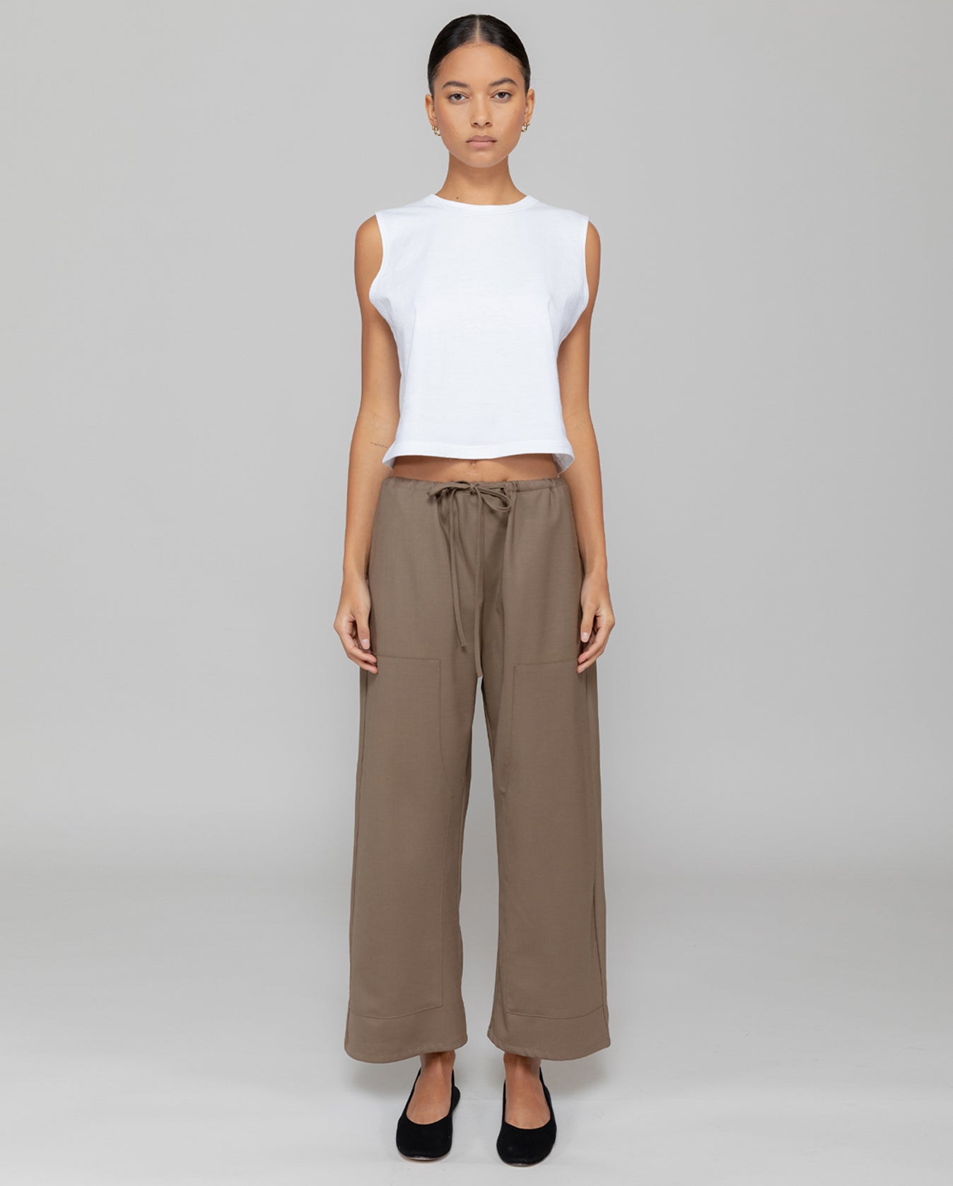 https://cdn.shopify.com/s/files/1/1298/9077/files/LESET_FW23_JANE-CARPENTER-PANT_SOIL_01.jpg?v=1695919570