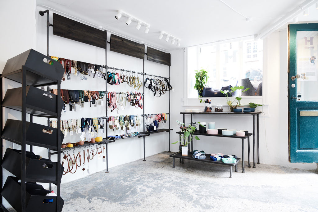 Store front made from black waterpipes and wooden shelves – RackBuddy x Hunni