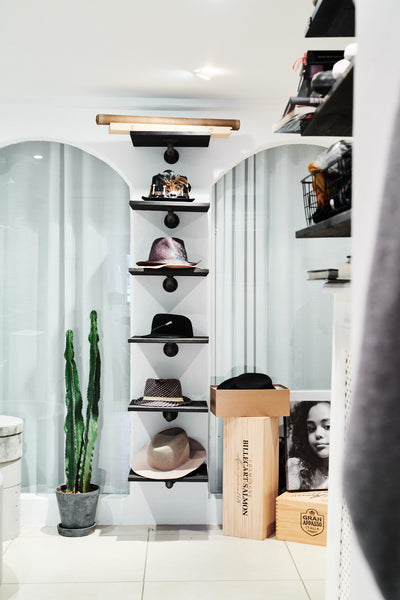 Hattehylder i Remee Jackmans nye garderobe - garderobe makeover