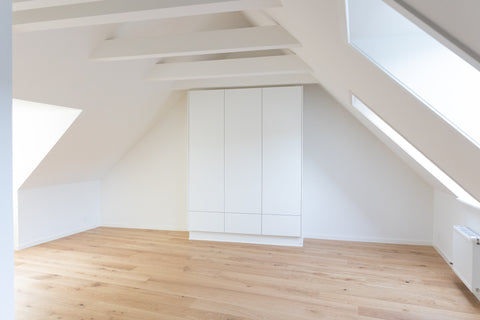El dormitorio de Remee Jackman con techo inclinado requiere una solución única