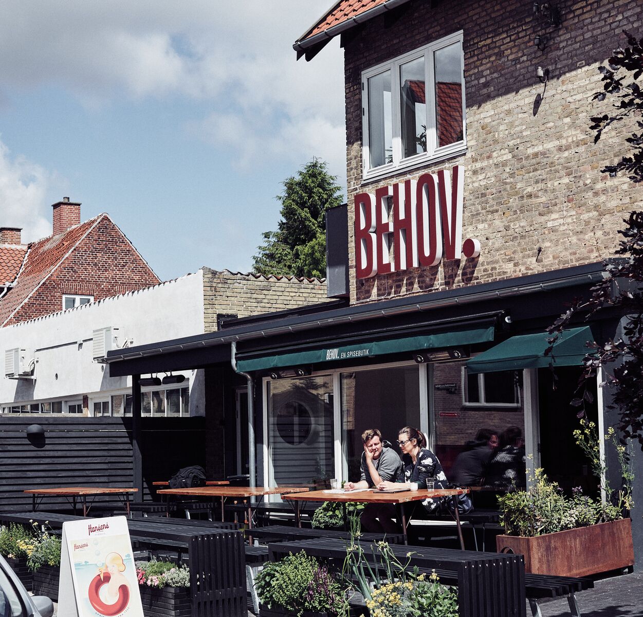 Eet pizza in de zon in Behov in Kopenhagen