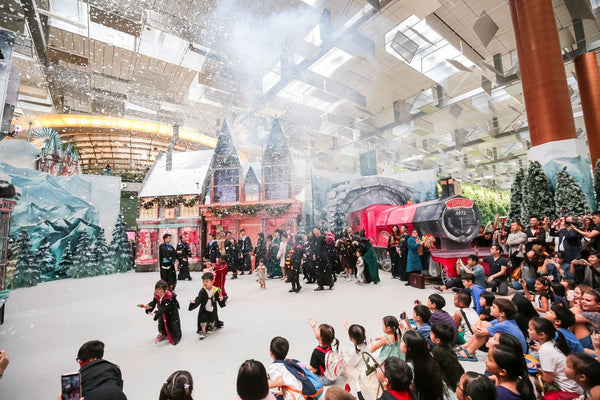 A Wizarding World Holiday at Changi—Casting spells, playing Quidditch, window shopping at Zonko’s Joke Shop, & More!
