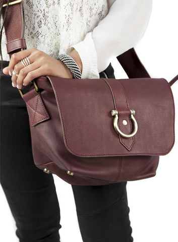 Awesome woman holding a Sapahn Rider Crossbody leather bag