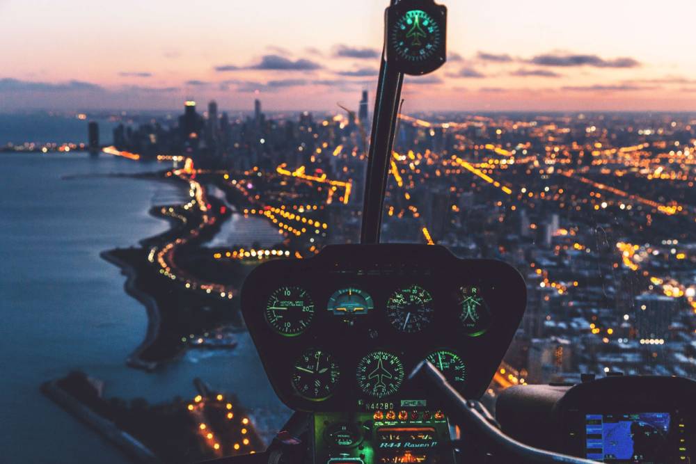 vue depuis le cockpit de l'hélicoptère sur les lumières de la ville