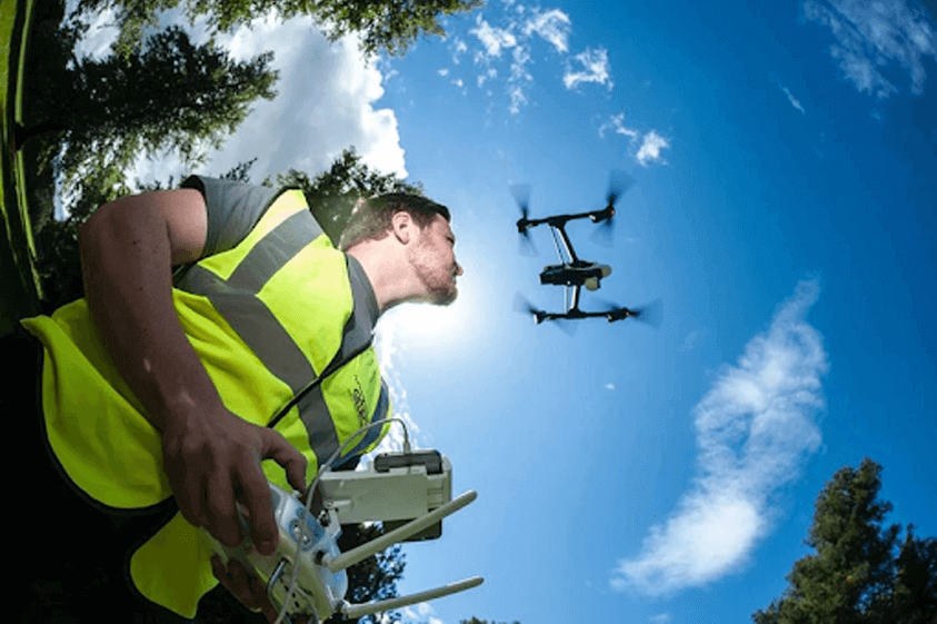 Person, die bei heißem Wetter eine Drohne fliegt