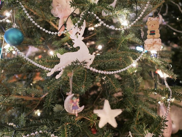 Sapin de Noël avec décorations