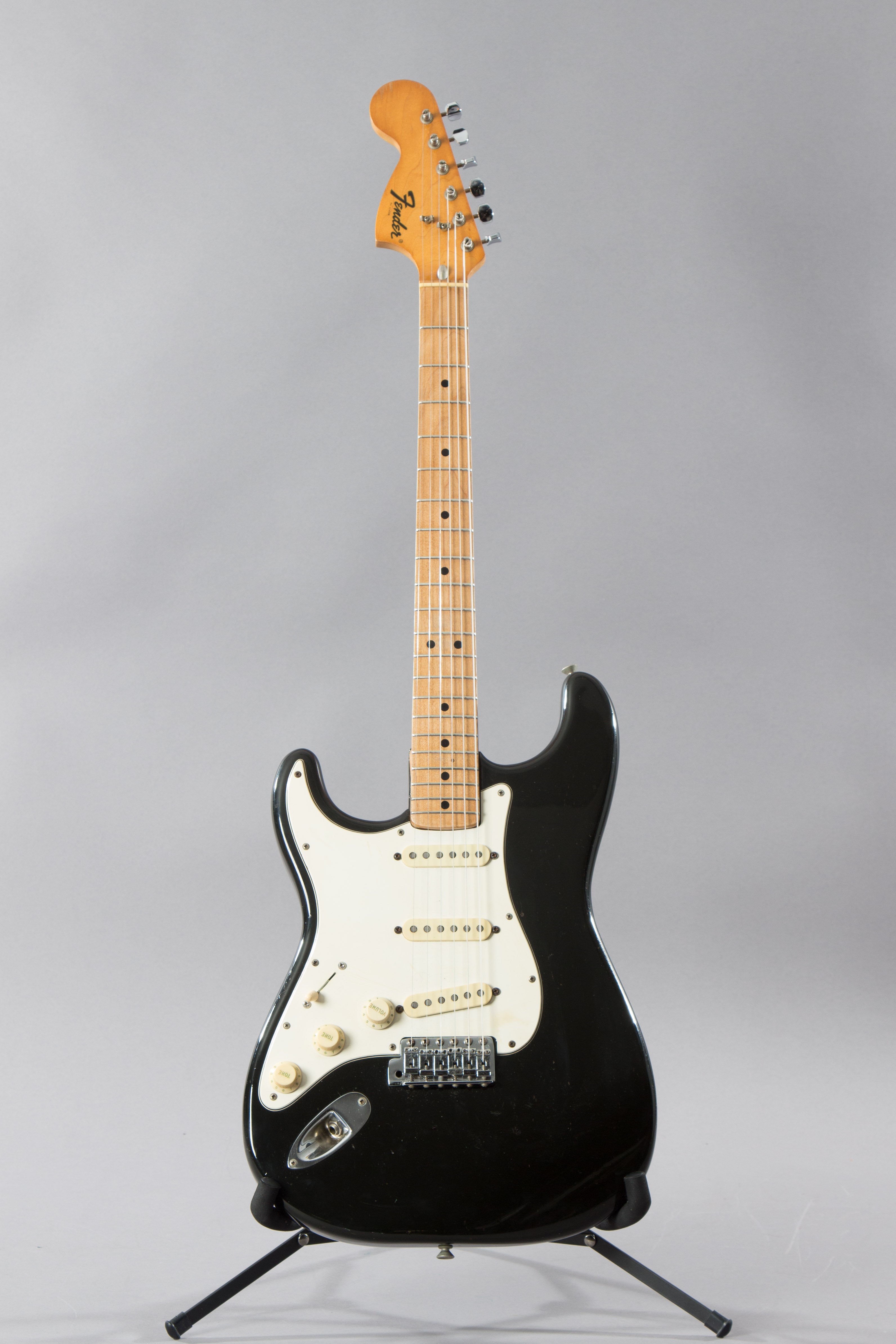 terraza pub científico 1975 Left-Handed Fender Stratocaster Black | Guitar Chimp