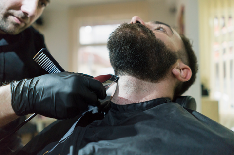 radere la barba del collo per l'ombra a ore 5