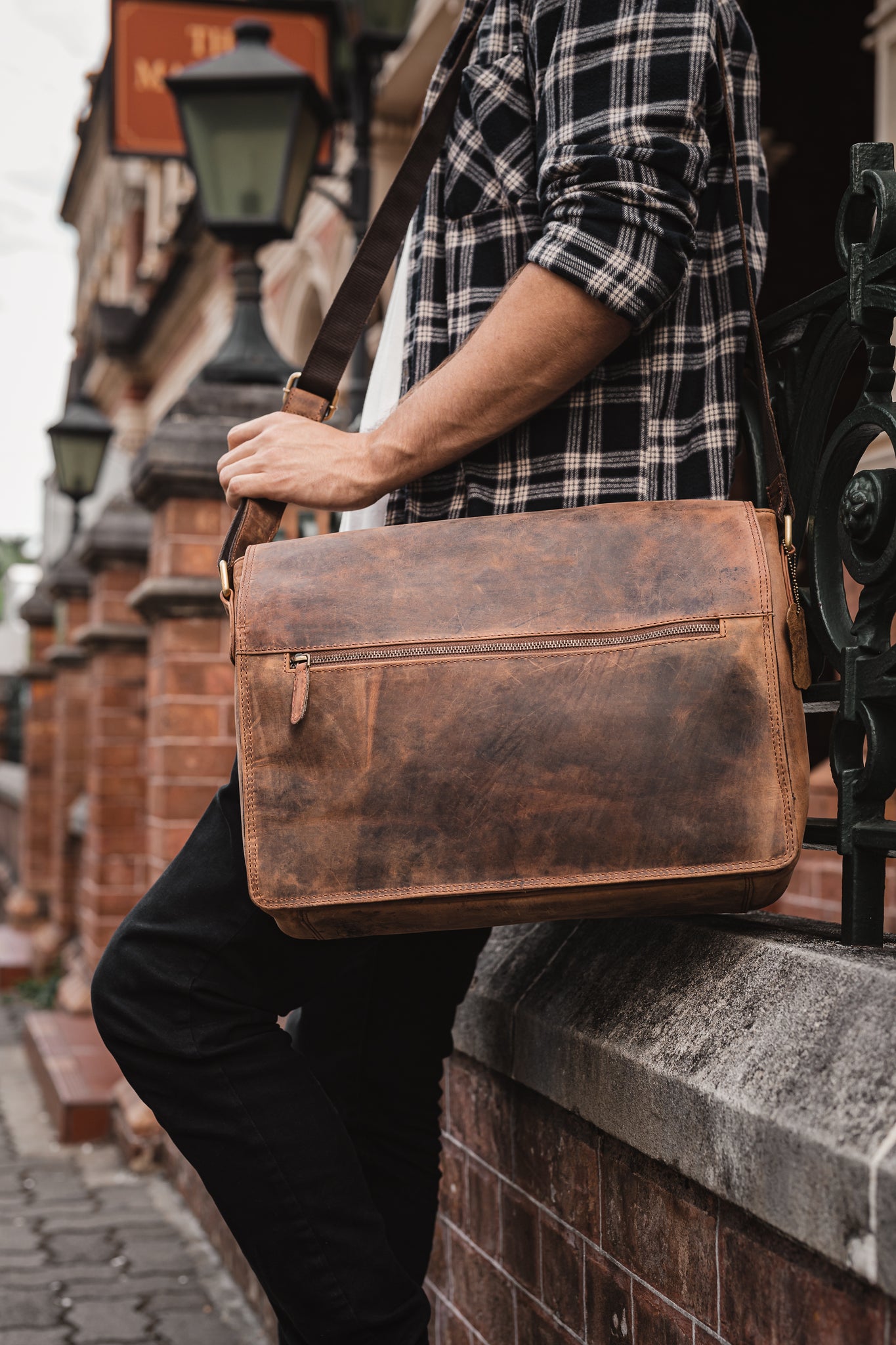 Guide on how to shop for mens leather laptop bag