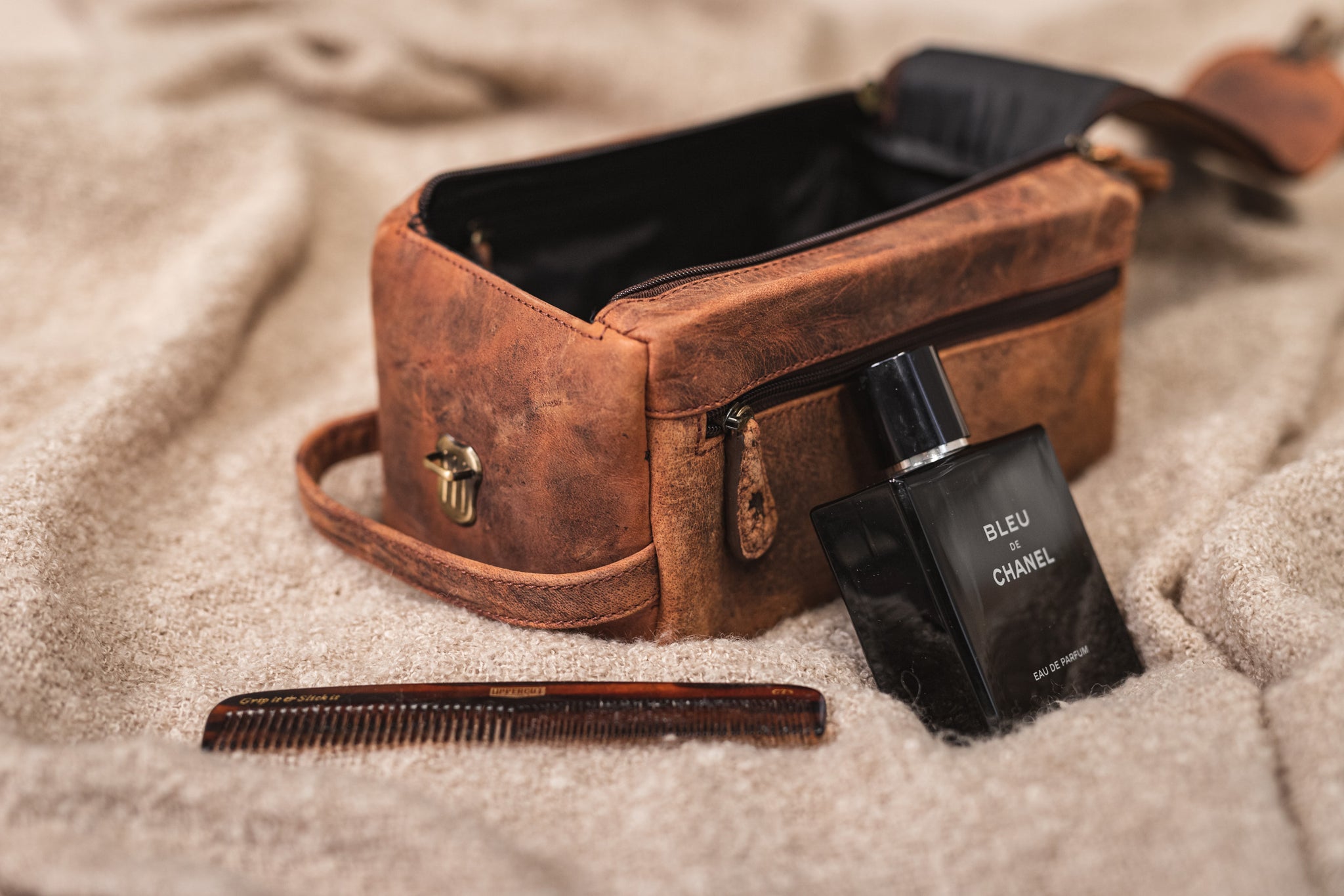 How to use a mens toiletry bag for business travels?